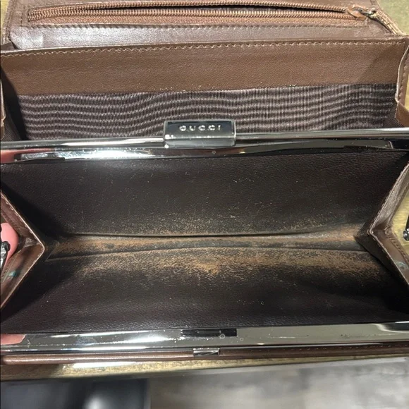 ✨ REHAB OPPORTUNITY!✨ Gucci Beige and Brown Monogram Wallet - Picture 9 of 17